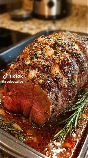Perfect Roast Beef in the Oven Ingredients: 3–4 lb beef roast (top round, sirloin, or eye of round) 2 tbsp olive oil 1 tbsp kosher salt .................. 🤍 Want ALL my recipes? Comment “Yes” ⬇️ 📖 Ebook link in my bio #homecooking #mealprep #quickmeals #EasyRecipe #dinnerideas