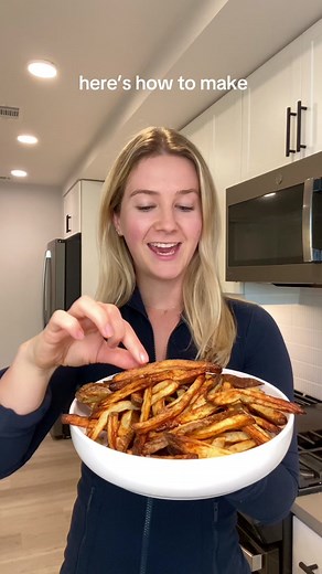 HEALTHY FRENCH FRIES 🍟😋 These fries are SO crispy and delicious, you won’t even know that they are healthier for you! We have been having these as our dinner side multiple times a week, they are sooo good and easy to make! You can adjust the recipe depending on how many people you want to feed - just lightly coat the fries in olive oil and add a big pinch of salt and they turn out perfect! Ingredients: - 4 russet potatoes - 1 tbsp olive oil - 1 tsp sea salt How to: - Wash and dry the potatoes.