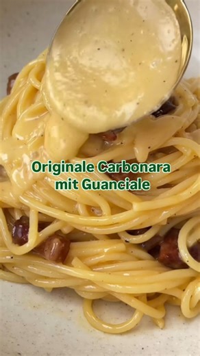 pizzeria al taglio Diepholz on Instagram: "Carbonara wie sie wirklich sein muss. Guanciale langsam ausgelassen – außen knusprig, innen saftig. Eier, Pecorino Romano DOP, frisch gemahlener schwarzer Pfeffer. Punkt. 🍝 Smartes Rezept (für Algorithmus & Geschmack): • Guanciale kalt auslassen, ohne Öl • Eier + Pecorino zu einer Creme verrühren • Pasta al dente abgießen, abseits der Hitze cremig schwenken • Guanciale samt Fett unterheben • Schwarzer Pfeffer, sofort servieren Keine Sahne. Keine Abkürz