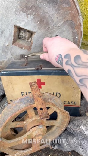 FOUND A FIRST AID KIT LUNCHBOX WITH ORIGINAL CONTENTS!!