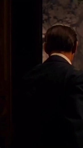 Clark Gable in the film Gone With the Wind (1939) had a legendary performance, considered a career-defining role and one of his finest performances. He played Rhett Butler – a carefree Southern gentleman, sophisticated, intelligent, and full of contradictions – with a perfect combination of masculine charm, charisma, and a depth of emotion rarely seen in Hollywood at that time.