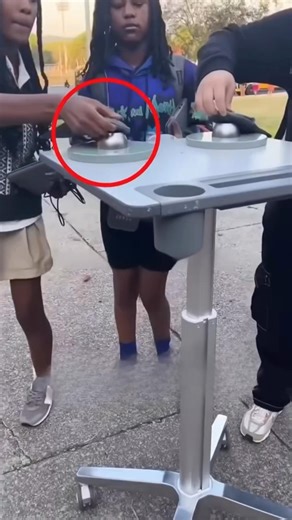 How UK Schools Lock Students’ Phones 🔒