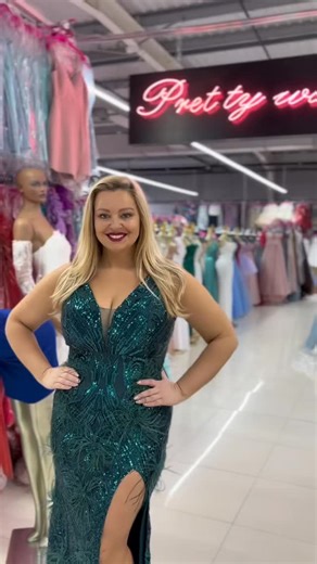 ✨ NOWOŚĆ! PUSIA PLUS SIZE ✨ Już jutro w dostawie 🤍 Model stworzony z myślą o kobiecych kształtach 💃 ✔ pięknie układa się na sylwetce ✔ komfortowy krój ✔ idealny na uroczystości, przyjęcia i wyjścia 📏 Rozmiary: do 46 📦 Dostawa: jutro 📞 Kontakt – opiekunowie: ✨ EMILKA – 500 781 133 ✨ KASIA – 660 749 501 ✨ NATALIA – 660 749 502 ✨ JULIA – 514 235 736 📍 Ptak Fashion City | Hala C – Box 128 | Pretty Women