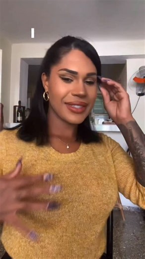 Vicky Bratz 💟| 💅 Latina Power on Instagram: "Color reverse de SALERM 21 , Laura retirar tu tinte negro y aclarar hasta tres tonos, ojo no es un decolorante, sólo te retira el tinte y deja tu cabello en tu tono natural, incluso un poco más claro sin necesidad de daños ni decoloración qué te parece?"