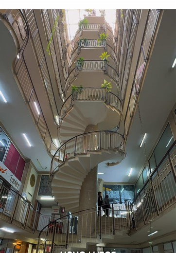 Нужно быть очень не стеснительным фотографом, чтобы сделать там классные фото, потому что местные продавцы уже давно недовольны наплывом туристов 😅 #стамбул #турция #грандбазар #достопримечательности #локациистамбула