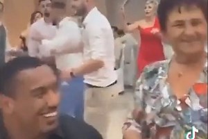 Najjači bodibilder na svetu bio na svadbi u Srbiji: Đuskao uz narodnjake, dok se jedna baka veselila sa njim