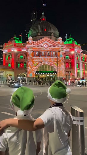 Flinders Street Station is shining bright this Christmas! 🎄 From 9–11pm nightly, catch the stunning festive projections lighting up one of Melbourne’s most iconic landmarks. 📅 28–30 Nov & 8–25 Dec 📍 Flinders Street Station, Melbourne Wander the city after dark and soak up the festive magic — from twinkling lights in the trees to giant reindeer, candy canes and nutcracker soldiers scattered across the streets. 🎅🎁 #MWKListing #MelbourneChristmas #WhatsOnMelbourne #FlindersStreetStation #Melbo