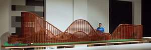 Fet berg-och-dalbana i LEGO. 26 meter lång.