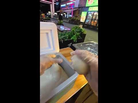 Setting up a stall to sell glutinous rice cakes and earning thousands of yuan per day.