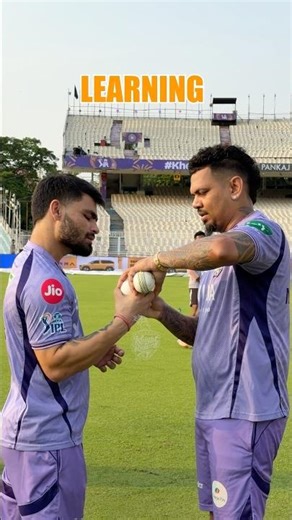 Sunil Narine teaches Rinku Singh his bowling action | Knights TV | KKR 2026