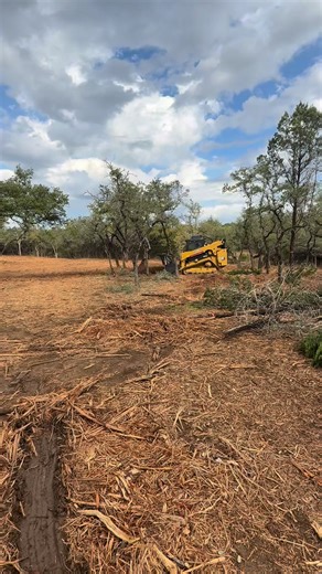 Cedar, yaupon, vines, and thick brush don’t take long to take over Texas acreage. What was once open and usable can quickly turn into overgrown sections you can’t access or maintain. We help rural landowners clear cedar, yaupon, and heavy overgrowth on multi-acre properties, leaving behind clean, usable land that’s easier to manage going forward. Perfect for: ✔ Back acreage & rural properties ✔ Pasture edges & wooded sections ✔ Trails, access lanes & hunting land ✔ Fence lines & property boundar