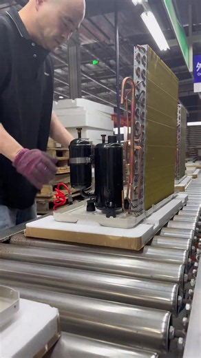 A compressor can be installed in more than 10 seconds, which is faster than a robotic arm. The video is equipped with air conditioners exported from foreign trade. The material is very solid. Large double-row 7.5 mm copper tubes. The whole condenser width is 40 mm. This is estimated to be ready to be exported to the Middle East local tycoons #airconditionersourcemanufacturer #airconditionermanufacturing #foreigntradeairconditioner#空调 #Airconditioner