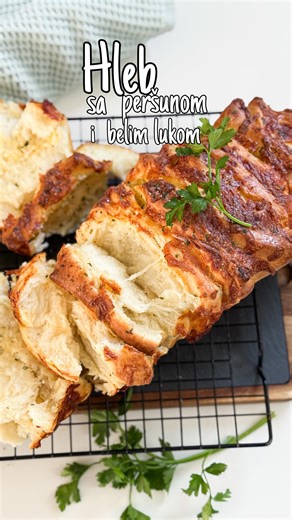 Mara’s Cooking Corner on Instagram: "Hleb sa peršunom i belim lukom 🍞🥖🌿🧄 Za testo je potrebno: 350ml mlakog mleka 1 suvi kvasac 1 kašičica šećera 1 kašičica soli Oko 550g brašna 50g maslaca sobne temperature Fil: 150g omekšalog maslaca 1 kašika suvog peršuna (ili svežeg) 1 kašičica belog luka u prahu 200g trapista (ili bilo kojeg drugog sira) + 1 jaje za premazivanje pre pečenja U mleko staviti šećer i kvasac, promešati i ostaviti da se aktivira. U veću posudu stavite deo brašna, so, nadošli