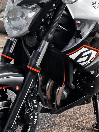 Explore the Yamaha XJ6 600cc Motorcycle Features