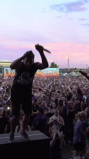 If you’re looking for the perfect 22 seconds workout, we got you covered! Just JUMP!🏃‍♀️🏋️‍♀️💪🤣 #live #jump #workout