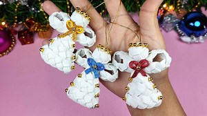 🎄CÓMO HACER ANGELITOS NAVIDEÑOS - IDEAS NAVIDEÑAS DE FOAMI Hola a todos 😊 los materiales a usar para esta manualidad son: ❤️ Foami o goma Eva con brillo color blanco ❤️ Cadena de bolitas doradas de 2mm ❤️ Hilo dorado ❤️ Tijera ❤️Silicona caliente Espero que les guste y Bendiciones para todos 🙏 #navidad #manualidadesnavideñas #ideasnavideñas #adornosnavideños | Ideas Fantásticas