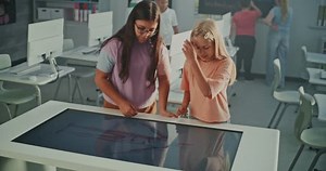 「2人の女子高生は、明るい教室で大のインタラクティブなタッチスクリーンテーブルを使用しています。子どもたちは好奇心を持って教材を検索します。デジタルラーニングとモダンスクールテクノロジーのコンセプト。ハンドヘルド。」の動画素材（ロイヤリティフリー）3910432905 | Shutterstock