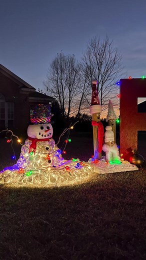 DIY Light-up Melting Snowman #christmas2022 #Christmas #frosty #frostythesnowman #snowman #christmastime#christmasdecor #christmasiscoming #diychristmas #christmasdiy #christmascrafts #christmaslights #christmasdecorations #christmasishere #christmasdecorating | The Navage Patch