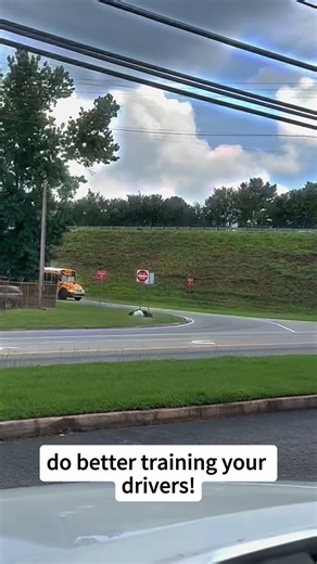 #cartok #police #schoolbus #georgia #schoolbusrunners @Estes Express Lines do better training your drivers!