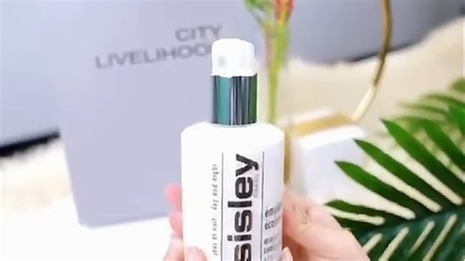 希思黎（Sisley）全能乳液579，一瓶多效滋养，温和呵护敏感肌，日常护肤一步到位，补水保湿、紧致修护，轻松应对换季干燥，打造柔润透亮健康肌。