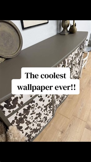 How amazing is this wallpaper! Painted in @Frenchic Paint ‘drama llama’ Wallpaper from @Dunelm #wallpaperideas #upcyclingfurniture #diy #vintagelivinghome #furnitureflipper