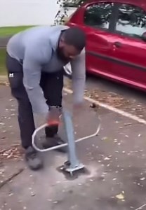 Il emploie les grands moyens pour se trouver une place de parking 😂 | La Street