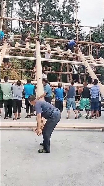 Collaborative installation process of wooden house frame beams