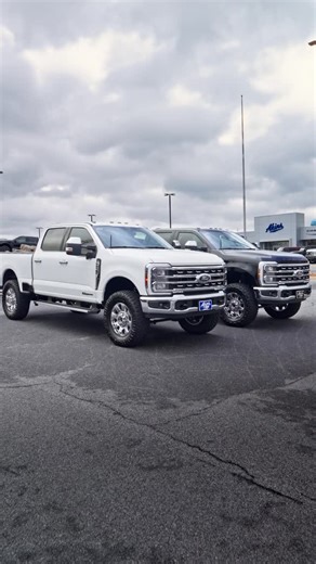 Akins Ford Chrysler Dodge Jeep Ram on Instagram: "Black, White or Both 😎 2026 FORD SUPER DUTY F-250 LARIAT 🎨Star White TEC50649 🎨Agate Black TEC52443 BUBBA COVERT EDITION 🔹3” BDS SUSPENSION LIFT KIT 🔹AKINS SPRAY IN BEDLINER 🔹LLUMAR WINDOW TINT WITH SUNSTRIP 🔹PACE EDWARDS JACKRABBIT RETRACTABLE BEDCOVER 🔹37X12.50R20 TOYO OPEN COUNTRY RT TRAIL TIRES 🔹CUSTOM FRONT LOWER BUMPER VALENCE 🔹WEATHERTECH FLOOR LINERS 🔹CARLI TORSION SWAY BAR WITH END LINKS 🔹RECON STUBBY ANTENNA 🔹WILD WILLIES L
