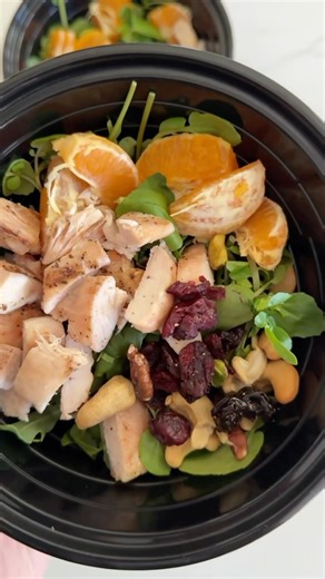 Chicken, Watercress Orange Salad 🥗🍊 This vibrant watercress salad is simple, crunchy, fresh, and the citrus flavor from the oranges brings everything together perfectly! *In addition to being flavorful, one of my favorite things about watercress is that it is rich in nutrients such as vitamin K, vitamin C, vitamin A, calcium, and iron. It’s the perfect addition to your weekly meals! Be sure to follow @Mealpreponfleek for more recipes like this! Ingredients 1 lb grilled chicken 2 oranges peeled