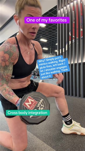 contralateral sling system - this specifically is the posterior oblique sling. 🔥 This system links the right glute with the left upper back/shoulder region through connective tissue and muscle chains. 🔥 This sling helps with rotational force transfer and stabilization across the body. It’s heavily used in: \t•\tWalking and running (gait mechanics) \t•\tThrowing or punching \t•\tRotational sports \t•\tCarrying or resisting rotation \t•\tCross-body stabilization This movement works great as a dy