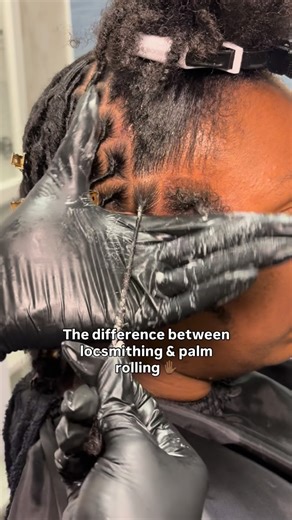 Curl Cove Studio • Gel Free Loctician 🌱 on Instagram: "Same results, different methods ✅ Palm rolling is a loc maintenance technique where each loc is rolled between the palms of the hands to tighten new growth, smooth frizz, and encourage a uniform cylindrical shape. It’s commonly done during retwists or when styling mature locs.✨ Locsmithing is a detailed loc-maintenance technique where the stylist uses two fingers to pinch, roll, and work through the loc from root to end to smooth lumps, cor