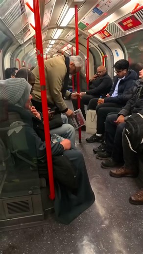 Stopping at Notting Hill Gate Station on the Central Line #train #tfl #centralline