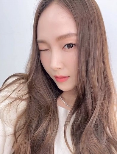 Jessica Jung on Instagram: "Having a moment with my go-to primer, @revlon rose glow tone-up cream!🌹✨ - #revlon #ad @revlonjapan"