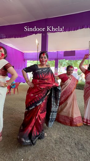 Sindoor Khela! A beautiful tradition where the married ladies offer Sindoor, Pan & Sweets to Ma Durga as she prepares to return home. The women then play with Sindoor amongst themselves, offer sweets to each other and dance to the beats of the Dhak! This is a joyful end to the 5 day Durga Puja with the promise that we will meet again next year! Asche bochor abar hobe! #sindoor #sindoorkhela #durgapuja #durga #pankajbhadouria #dancer #puja #dussehra #celebration | MasterChef Pankaj Bhadouria
