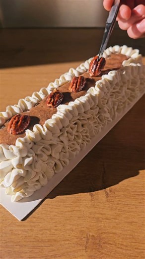 Alexis Raimondi on Instagram: "Recette ⬇️ Bûche Pécan~Caramel~Vanillie Une bûche que je fait depuis plusieurs années pour Noël 🎅 j'ai retravaillé la recette au fil des années voici la version pour ce Noël !! Biscuit madeleine : 50g de beurre noisette 35g d'œufs 40g de farine t55 2g de levure chimique 30g de sucre muscovado 13g de lait entier 20g de noix de pécan torréfiées et hachées 1 pincée de fleur de sel Réaliser un beurre noisette puis le laisser refroidir. Au fouet, mélanger les oeufs et 