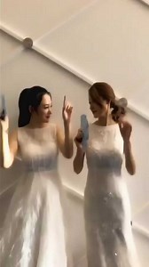 最近这两位小姐姐火了，美女们放下遮挡物的那一刻，感觉我恋爱了