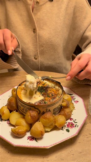 Nouveau resto à Charleroi ; Ribote ❤️‍🔥 c’était une adresse que je voulais tester depuis si longtemps 🤤. Charlie et Audrey ont déjà un resto dans le centre-ville; Papilles et Pupilles. Ici elles ouvrent un bar à manger, avec Laurie, au sud de Charleroi où le but n’est pas de se prendre la tête & de choisir tous les plats qu’on souhaite pour les partager entre copains. Du bon vin, de la belle déco, des produits de saison et locaux 🪄 Hop, on a la recette magique du resto 💘 Cela t’a donné envie