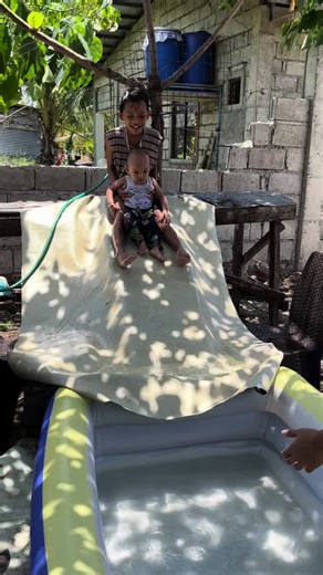 DIY Water Slide sa Mini Swimming Pool kasama si Kenzo