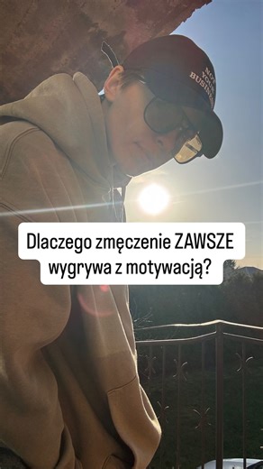 Sylwia 👋 Ciało • Mózg • Emocje on Instagram: "Źródła: Przeciążenie a funkcje wykonawcze (PFC) Arnsten, A. (2009) Stress signalling pathways that impair prefrontal cortex structure and function Nature Reviews Neuroscience ➡️ Pokazuje, że stres i zmęczenie osłabiają korę przedczołową, odpowiedzialną za: planowanie samokontrolę zmianę nawyków Dopamina, noradrenalina i „zawężone widzenie” Aston-Jones & Cohen (2005) An integrative theory of locus coeruleus–norepinephrine function 📘 Annual Review of