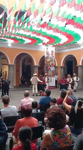 El Coro Cantorum ofrece un emotivo concierto en el patio de la Casa de Cultura, con gran asistencia y una atmósfera musical envolvente. #CoroCantorum #Concierto #CasaDeCultura #Música | Hoy Informativo HI