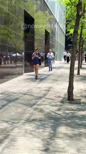 Caminhando na Liberty Street Manhattan Nova York