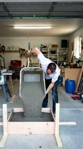 The process of molding cement mixture using traditional tools #shorts