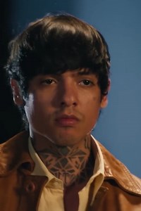 48M views · 1.4M reactions | Este joven cantante se metió con la persona equivocada, lo que le trajo graves consecuencias. Muchos lo atacaron por su voz, por sus letras y hasta porque abandonó la preparatoria. Pensaron que su música simplemente era una moda, pero lo que hizo después sorprendió al mundo entero. | FARID DIECK K | Facebook