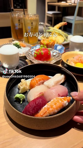 an_kyoto_cafe 京都カフェ発信中📣 @an_kyoto_cafe ◀◁他の京都カフェも✔︎︎︎︎👀 ＿＿＿＿＿＿＿＿＿＿＿＿＿＿＿＿＿＿＿ 今回は、【お寿司と天ぷらどちらも食べたい日はここで決まり！】【寿司と天ぷらと樽酒 京都四条烏丸】をご紹介！ ＿＿＿＿＿＿＿＿＿＿＿＿＿＿＿＿＿＿＿ 京都のこんなところに… お寿司と天ぷら、さらに樽酒まで楽しめる ちょっと贅沢なお店があったから聞いて🍣✨ 📍烏丸 寿司と天ぷらと樽酒 京都四条烏丸 3/1にリニューアルオープンしたお店 “気軽に本格的なお寿司や天ぷらを楽しんでほしい”がコンセプト✐☡ カウンター席から おしゃれなテーブル席まであって 平日でもこの賑わい… 旬のお魚にお寿司、天ぷらまで しっかり楽しめるのが魅力🐟 中でも私の推しは… 雲丹バタートースト🧈 ここでしか味わえないちょっと贅沢な一品 さらに 鯖の一夜干しは旨みがぎゅっと凝縮されていて 天ぷらはサクサク🍤 蟹の茶碗蒸しやデザートまで しっかり楽しめるのも嬉しいポイント🦀 お魚も天ぷらも楽しみたい日は ここで決まり◎ 料理：(税別) ・ドリンク 緑茶/烏