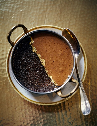 Crème brûlée au chocolat et amlou pour 4 personnes - Recettes - Elle à Table