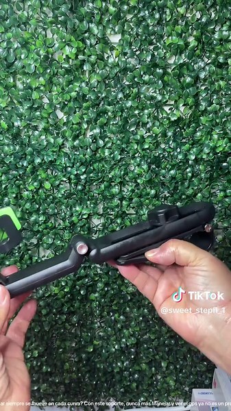 Este porta celular gira 360° y se ajusta a cualquier ángulo Ideal para usar GPS sin distracciones y manejar con total comodidad Olvídate de que tu teléfono se caiga en cada curva. #PortaCelular #AccesoriosCarro #CarGadget #SoporteCelular #TikTokFinds