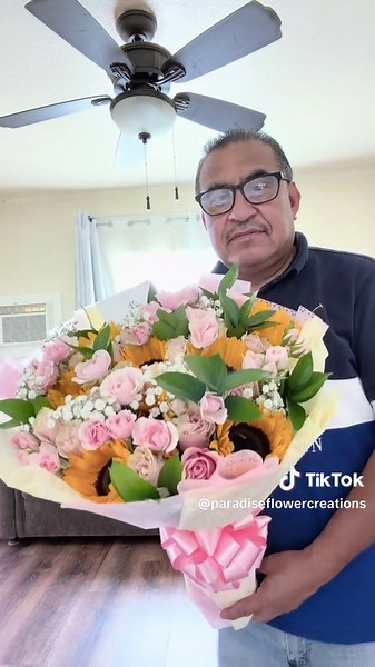 Ramo mixto con girasoles 🌻 rosas 🌷🌻🎀✨IG:paradise flower creation 🌸✨#ramomixto#floristsoftiktok #ramobuchon