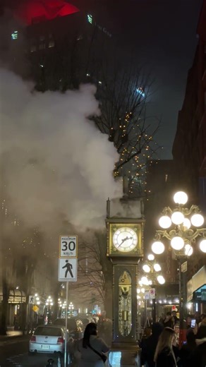 🔥Visit Gastown Steam Clock! East Vancouver Canada 🇨🇦 #shorts #travel #vancouver