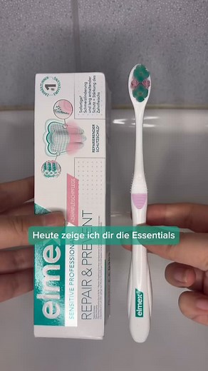 Integriere die elmex® Sensitive Professional Repair & Prevent Zahnpasta in deine tägliche Routine und sag „Hallo“ zu einem schmerzfreien Lächeln! 🦷 Unsere Zahnpasta versiegelt und repariert offene Reizleiterkanälchen für eine sofortige Schmerzlinderung*und schützt langfristig vor Empfindlichkeit. Mach sie zum festen Bestandteil deiner Routine und erlebe den Unterschied! 💪💚 #elmexgermany #elmexdeutschland #mundpflege #zahngesundheit #zahnpflege #gesundezähne #empfindlichezähne *Für eine sofort