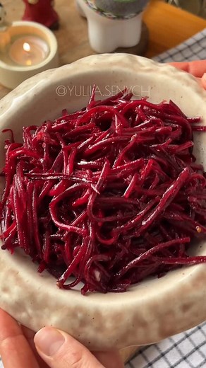 Юлія Сенич on Instagram: "Буряк по-корейські 📌 *ідеально для хот-догів 🌭 Нам потрібні: • буряк 500г • сіль 0,5 ч.л. • оцет (в мене винний) 2 ст.л. • олія 4 ст.л. • часник 2-3 зуб. • цукор 1 ч.л. • спеції- перець чорний/червоний • коріандр (якщо є) • мускатний горіх (на кінчику ножа) Приготування ⬇️ 1. Буряк очищаємо від шкірки та натираємо на терці. До буряку натираємо часник на мілкій терці і додаємо цукор,сіль та оцет. Сік зливати не треба. Всипаємо всі спеції. 2. Олію сильно розігріваємо на